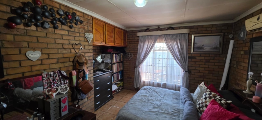 5 Bedroom Property for Sale in Vaal Park North West